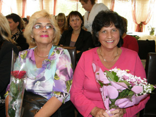 Kintų seniūnijos socialines darbuotojas Daivą Gicevičienę ir Jadvygą Makarienę gėlėmis apdovanojo seniūnas.