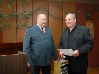 Šilutės r. policijos komisariato viršininko S.Mickevičiaus padėka policijos rėmėjui K.Savickui. / © silutesnaujienos.lt