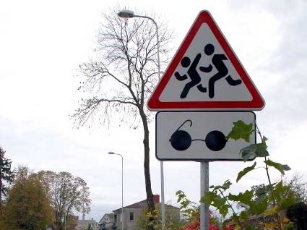 Kelio ženklas Šilutėje "Neregiai". Nurodo, kad pėsčiųjų perėja vaikšto neregiai. / Šarūno Stanciko nuotr.