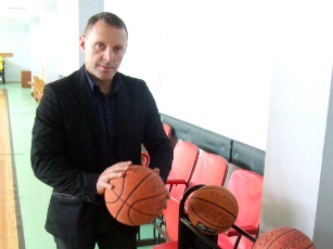 Direktorius A.Lileikis prisimena, ką reiškia laikyti krepšinio kamuolį rankose. / © silutesnaujienos.lt