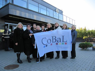 Šilutiškiai bibliotekininkai Trakuose kartu su savo bičiuliais 10-ojo Baltijos šalių bibliotekininkų kongreso rengėjais su "CoBaL9" kongreso vėliava. / Vaido Muliarčiko nuotr.