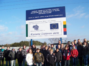 Laimėję konkursą Vainuto vidurinės mokyklos moksleiviai aplankė Vydmantų nuotekų valyklą. / Organizatorių nuotr.