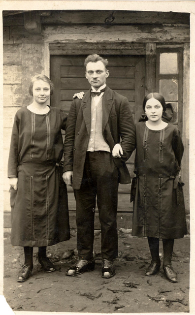 Nuotraukoje kairėje - Anna Gustas, dešinėje - sesuo Eva. 1926 m. vasara.