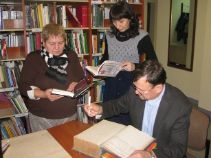 Pirmasis knygų bibliotekai padovanojo Šilutės r. savivaldybės tarybos narys V. Kainovaitis. / F. Bajoraičio bibliotekos nuotr.
