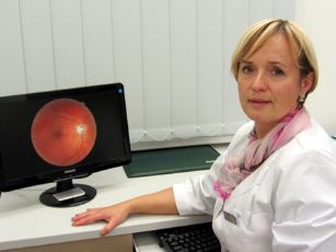 Gydytoja R.Steponkienė, įjungusi kompiuterį, parodė, kaip atrodo akių dugno nuotrauka.