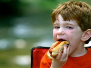 kid-eating-hot-dog