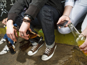 Jaunimas vartoja alkoholį. / yuonline.co.uk nuotr.