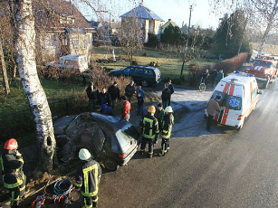 Sužeistą vairuotoją iš automobilio išvadavo ugniagesiai. / Rolando Žalgevičiaus nuotr.