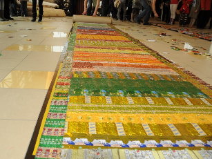 Ilgiausio saldainiu popiereliu kilimo finalui savo kurtus kilimus pristate 85 komandos