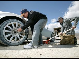 2007-Bugatti-Veyron-Changing-Tire-1024x768