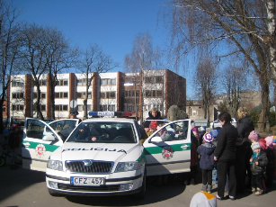Balandžio 6-ąją minėdami Saugaus eismo dieną Šilutės policijos pareigūnai lankėsi miesto vaikų darželiuose. / Tauragės apskrities VPK nuotr.