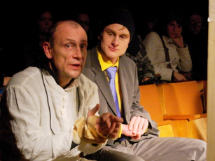 Padedami profesionalaus Šilutės teatro aktoriaus V.Bartuškos (kairėje) jaunieji aktoriai pristatė savo antrąją premjerą. / Simonos Pužaitės (silutesnaujienos.lt) nuotr.