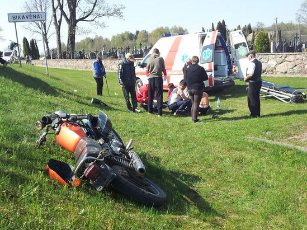 Po smūgio motociklas nuskriejo nuo kelio. / Rolando Žalgevičiaus nuotr. 