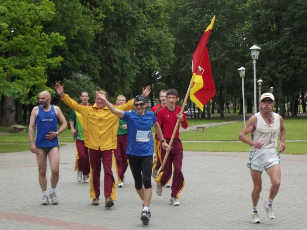Ugniagesys gelbėtojas Aidas Ardzijauskas ir toliau atkakliai tęsia bėgimą aplink Lietuvą. / vpgt.lt nuotr.