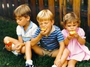 kids-eating-peaches