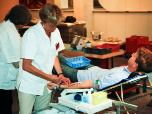 Kraujo donorais gali būti sveiki žmonės nuo 18 iki 65 metų amžiaus. / EIP nuotr.
