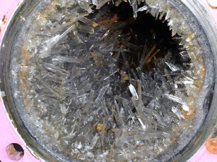 Taip atrodė susikristalizavęs gipsas bendrovės grežinio vamzdžiuose. / Bendrovės „Geoterma“ nuotr.