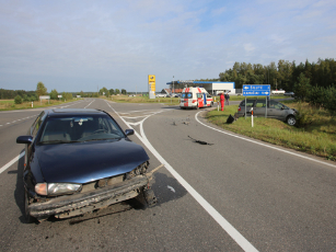 Avarijos Barzdūnų kaime metu sužeista moteris ir sumaitoti du automobiliai. / Rolando Žalgevičiaus nuotr.