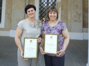 R.Rupšienė (kairėje) ir AB „Žemaitijos pienas“ kokybės vadovė V.Petrošienė su „Pažangiausio ekologinio ūkio 2012“ konkurse iškovotais apdovanojimais. /  Vilijos Budrikienės (silutesnaujienos.lt) nuotr.