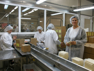 „Pik Nik“ sūrio lazdelių fasavimo ceche vienu metu produkciją fasuoja apie 20 žmonių, fasavimo procesą stebi ir R.Rupšienė.