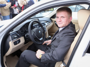 LTOK Evaldui Petrauskui įteikė 3-ios klasės BMW automobilių raktelius. / DELFI (Š.Mažeikos nuotr.)