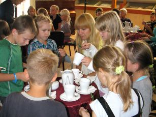 Vaikai susipaino su tradicinmis arbatolmis