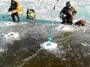 zvejai ant ledo