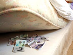 Money-under-mattress-006
