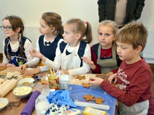 sisioniskiu valgiai vaikai dazo sausainius silutes muziejuje