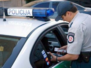 policija tikrina