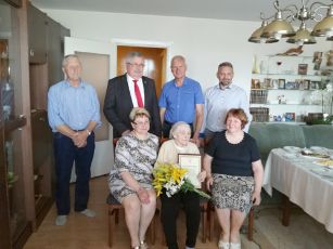 Zilvytiene sveikino_90_su_valdzia