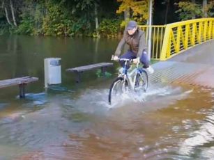 potvynis vaziuoja_per_tilteli