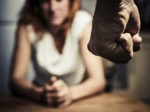 151006-domesticviolence-stock-700x467
