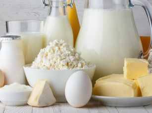 dairy-products-milk-cottage-cheese-eggs-yogurt-810x400